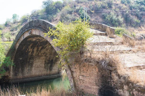 YUNNAN, CINA - 20 MAR 2015: Shiao Bridge al villaggio di Shaxi Ancient. un famoso sito storico (Ancient Tea Horse Road) di Jianchuan, Yunnan, Cina . — Foto Stock