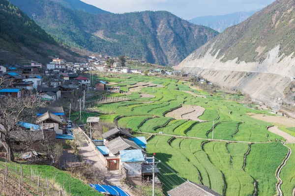 Diqing, Çin - Mar 17 2015: Cizhong köyü. Diqing, Yunnan, Çin'in ünlü bir Tibet Köyü.