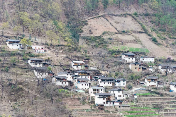 DIQING, CHINA - MAR 17 2015: Aldeia Cizhong. uma famosa aldeia tibetana de Diqing, Yunnan, China . — Fotografia de Stock