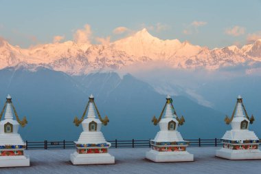Deqin, Çin - Mar 16 2015: Sabah Meili kar dağ doğa rezerv bir bakış. ünlü bir manzara Deqin, Yunnan, Çin.