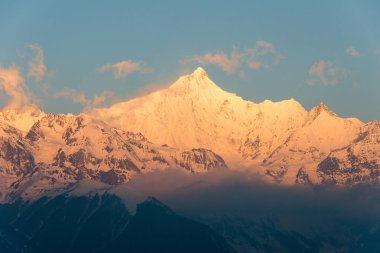 Deqin, Çin - Mar 16 2015: Sabah Meili kar dağ doğa rezerv bir bakış. ünlü bir manzara Deqin, Yunnan, Çin.