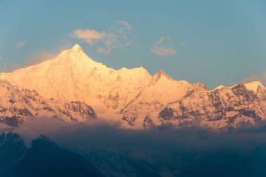 Deqin, Çin - Mar 16 2015: Sabah Meili kar dağ doğa rezerv bir bakış. ünlü bir manzara Deqin, Yunnan, Çin.