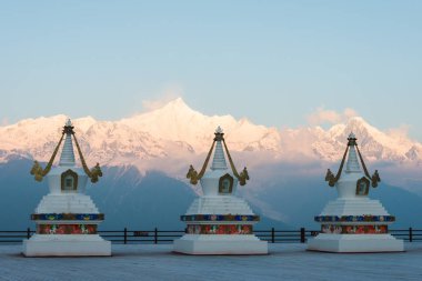 Deqin, Çin - Mar 16 2015: Sabah Meili kar dağ doğa rezerv bir bakış. ünlü bir manzara Deqin, Yunnan, Çin.