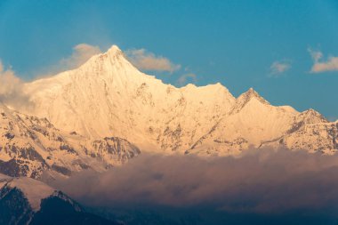 Deqin, Çin - Mar 16 2015: Sabah Meili kar dağ doğa rezerv bir bakış. ünlü bir manzara Deqin, Yunnan, Çin.