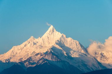 Deqin, Çin - Mar 16 2015: Sabah Meili kar dağ doğa rezerv bir bakış. ünlü bir manzara Deqin, Yunnan, Çin.
