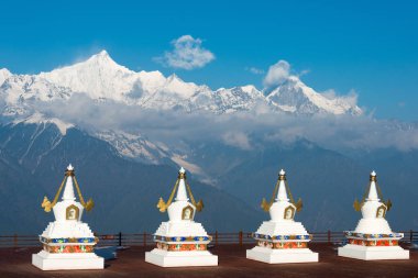 Deqin, Çin - Mar 16 2015: Pagoda Meili kar dağ tabiatı. ünlü bir manzara Deqin, Yunnan, Çin.
