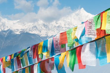 Deqin, Çin - Mar 16 2015: Dua bayrağı Meili kar dağ tabiatı. ünlü bir manzara Deqin, Yunnan, Çin.
