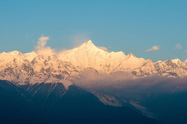 ДЕКИН (КИТАЙ) - 16 марта 2015 года: Утренний вид на заповедник Фелли Снежная гора. известный пейзаж в Дэцине, Юньнань, Китай
.