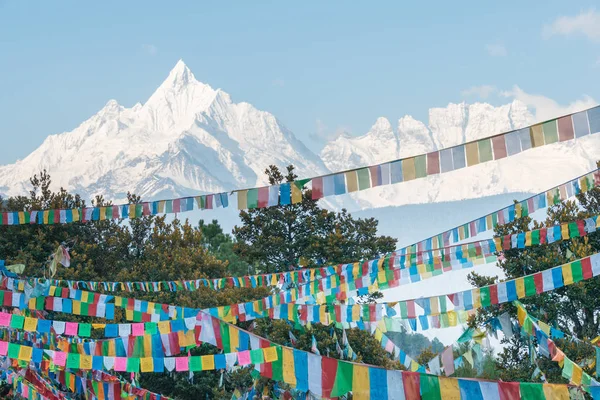 DEQIN, CHINE - MAR 16 2015 : Vue du matin de la réserve naturelle de Meili Snow Mountain. un paysage célèbre à Deqin, Yunnan, Chine . — Photo