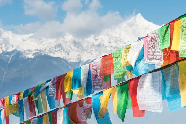 DEQIN, CHINE - MAR 16 2015 : Drapeau de prière dans la réserve naturelle de Meili Snow Mountain. un paysage célèbre à Deqin, Yunnan, Chine . — Photo