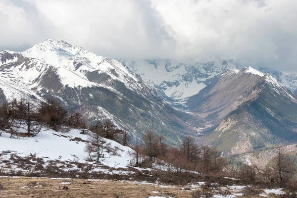 YUNNAN, CHINA - MAR 15 2015: Baima Snow Mountain of Meili Snow Mountain Nature Reserve (Patrimônio Mundial da UNESCO). uma paisagem famosa em Deqin, Yunnan, China . — Fotografia de Stock