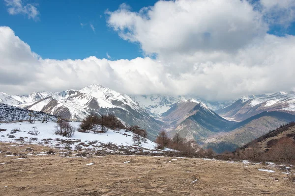YUNNAN, CHINA - MAR 15 2015: Baima Snow Mountain of Meili Snow Mountain Nature Reserve (Patrimônio Mundial da UNESCO). uma paisagem famosa em Deqin, Yunnan, China . — Fotografia de Stock