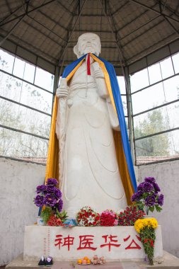 Henan, Çin - 29 Ekim 2015: Hua Tuo Hua Tuo(140-208) türbesi, heykeli. ünlü tarihi bir site Xuchang, Henan, Çin.