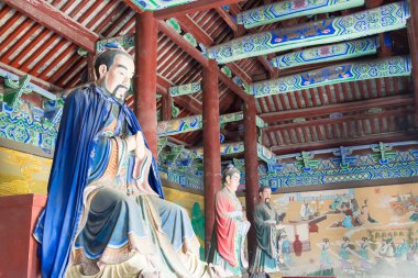 Henan, Çin - 26 Ekim 2015: Konfüçyüs Xuzhou'nın çü tapınağında ilkbahar ve sonbahar Kulesi doğal Spot (Chunqiu bina) heykeli. ünlü tarihi bir site Xuchang, Henan, Çin.