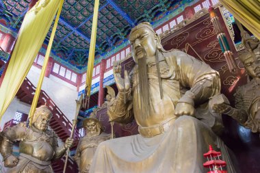 Henan, Çin - 26 Ekim 2015: İlkbahar ve sonbahar Kulesi doğal noktada (Chunqiu bina) Guanyu heykeli. ünlü tarihi bir site Xuchang, Henan, Çin.