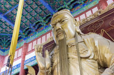 Henan, Çin - 26 Ekim 2015: İlkbahar ve sonbahar Kulesi doğal noktada (Chunqiu bina) Guanyu heykeli. ünlü tarihi bir site Xuchang, Henan, Çin.