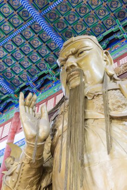 Henan, Çin - 26 Ekim 2015: İlkbahar ve sonbahar Kulesi doğal noktada (Chunqiu bina) Guanyu heykeli. ünlü tarihi bir site Xuchang, Henan, Çin.