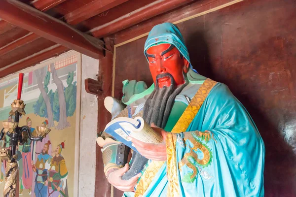 HENAN, CHINE - 26 octobre 2015 : Statue de Guanyu à la tour de printemps et d'automne (bâtiment Chunqiu). un site historique célèbre à Xuchang, Henan, Chine . — Photo