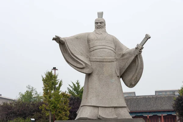 HENAN, CHINA - 28 de octubre de 2015: Estatua de Cao Cao (155-220) en la Plaza Weiwudi. un sitio histórico famoso en Xuchang, Henan, China . — Foto de Stock