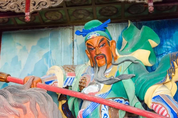 HENAN, CHINE - 27 octobre 2015 : Statue de Guan Yu au temple Xuchang Guandi à Baling Bridge Scenic Spot. un site historique célèbre à Xuchang, Henan, Chine . — Photo