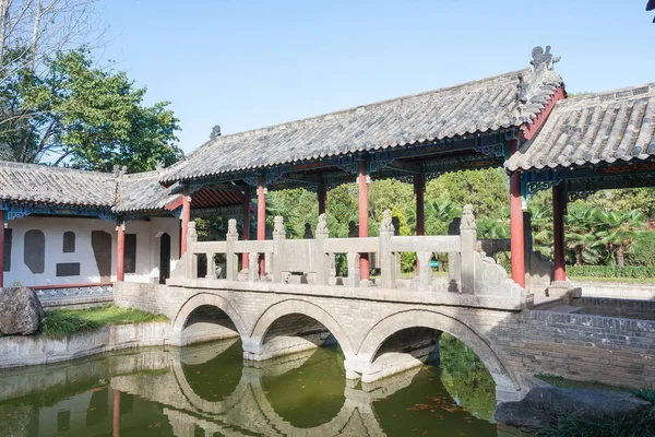 Henan, China - 27 okt-2015: Oude brug bij Xuchang Guandi tempel persen. een beroemde historische site in Xuchang, Henan, China. — Stockfoto