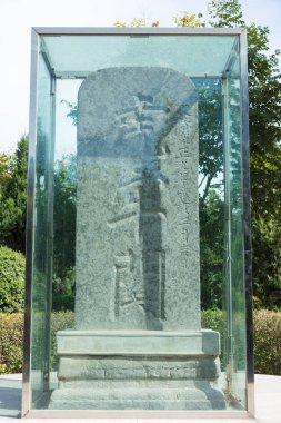 Henan, Çin - 02 Ekim 2015: Taş tablet vasıl Hulao Pass. ünlü tarihi bir site içinde Xingyang, Zhengzhou, Henan, Çin.