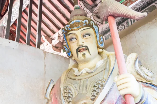 HENAN, CHINA - 27 de octubre de 2015: Estatua de Liao Hua en el templo de Xuchang Guandi. un sitio histórico famoso en Xuchang, Henan, China . —  Fotos de Stock