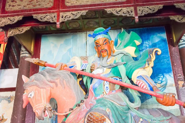 Henan, china - 27. Okt 2015: Statue des Guan yu im xuchang guandi Tempel an einer malerischen Stelle an der Ballenbrücke. eine berühmte historische Stätte in xuchang, henan, China. — Stockfoto