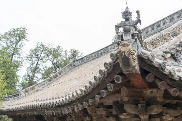 HENAN, CHINE - 04 nov.2015 : Toit au temple Huishan (site du patrimoine mondial de l'UNESCO). un site historique célèbre à Dengfeng, Henan, Chine . — Photo