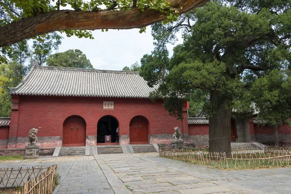 HENAN, CHINA - 04 de novembro de 2015: Templo Huishan (Patrimônio Mundial da UNESCO). um local histórico famoso em Dengfeng, Henan, China . — Fotografia de Stock