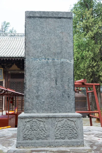 Henan, china - 04.11.2015: Kaiser Qianlangs Stele im Huishan-Tempel (Unesco-Weltkulturerbe). ein berühmter historischer ort in dengfeng, henan, china. — Stockfoto