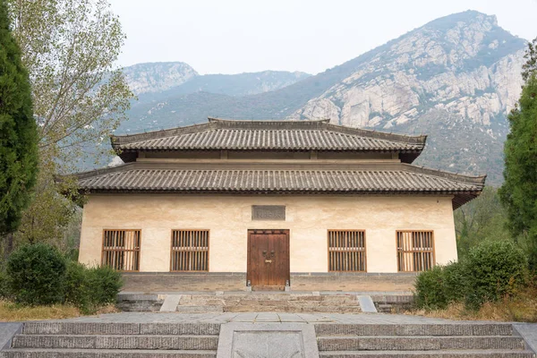 Henan, China - Nov 04 2015: Qimu Que Gates(Unesco World Heritage site). een beroemde historische site in Dengfeng, Henan, China. — Stockfoto