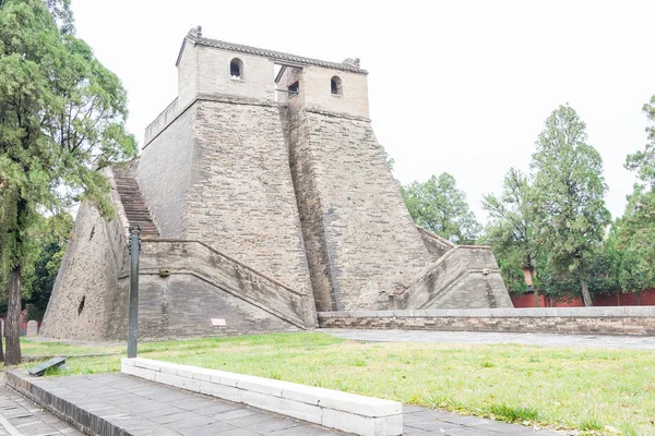 Henan, Kína - Nov 04 2015-re: Qimu Que Gates(Unesco World Heritage site). a híres történelmi helyszínen Erzsebet, Henan, Kína. — Stock Fotó