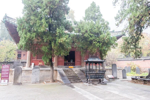 中国河南-2015 年 11 月 11 日︰ 早上视图在建筑少林 Temple(World Heritage site) 复杂的初祖寺。著名的历史遗址，在河南省登封市. — 图库照片