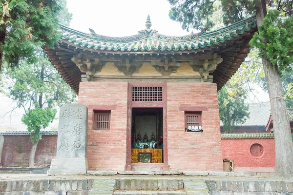 HENAN, CHINE - 11 novembre 2015 : Vue du matin au temple Chuzu dans le complexe architectural du temple Shaolin (site du patrimoine mondial). un site historique célèbre à Dengfeng, Henan, Chine . — Photo