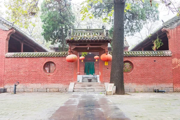 Henan, Çin - 11 Kasım 2015: Sabah manzara mimari karmaşık Shaolin Temple(World Heritage site) Chuzu tapınağında. ünlü tarihi bir site Dengfeng, Henan, Çin.