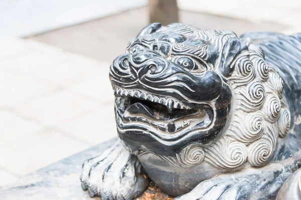 Henan, Kina - Nov 09 2015: Lejonet statyn vid Shaolin Temple(World Heritage site). en berömd historisk plats i Dengfeng, Henan, Kina. — Stockfoto