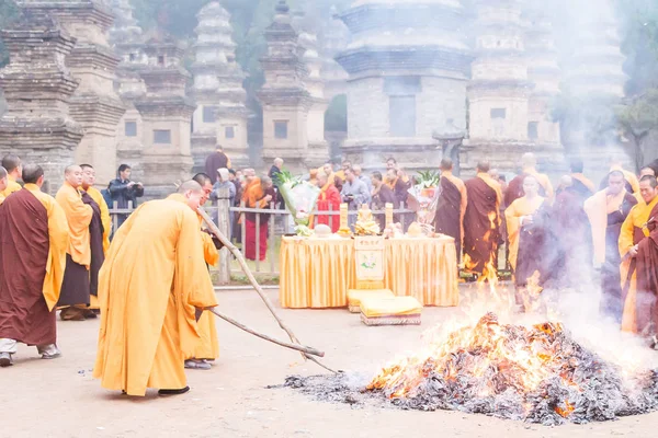 Henan, China - Nov 12 2015: Graf vegen ceremonie in Talin (boeddhistische Pagode bos), Shaolin Temple(World Heritage site). een beroemde historische site in Dengfeng, Henan, China. — Stockfoto