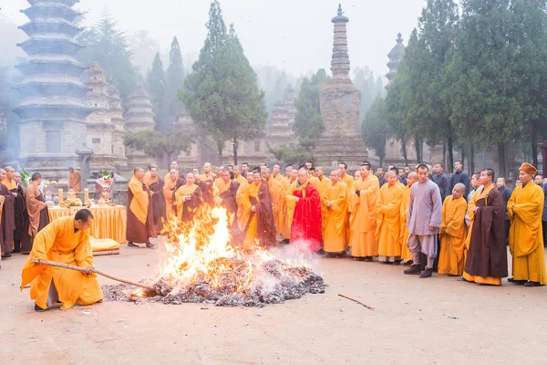 HENAN, CHINA - 12 nov 2015: Gravfejning Ceremoni i Talin (buddhistisk Pagoda skov), Shaolin Temple (World Heritage site). et berømt historisk sted i Dengfeng, Henan, Kina . - Stock-foto