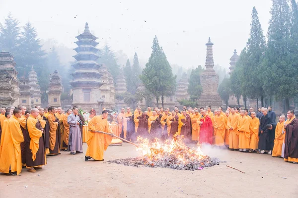 HENAN, CHINA - 12 nov 2015: Ceremonia de barrido de tumbas en Talin (Bosque de Pagoda Budista), Templo Shaolin (Patrimonio de la Humanidad). un sitio histórico famoso en Dengfeng, Henan, China . — Foto de Stock