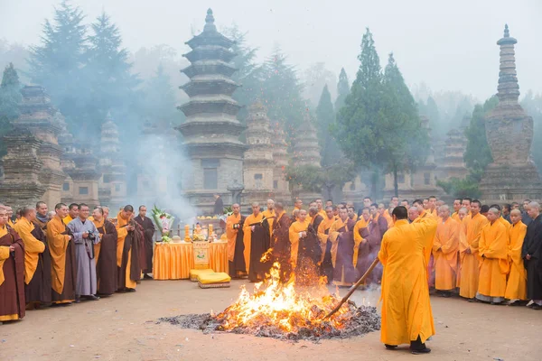 中国河南-2015 年 11 月 12 日︰ 墓扫仪式在塔林 （佛教宝塔森林），少林 Temple(World Heritage site)。著名的历史遗址，在河南省登封市. — 图库照片