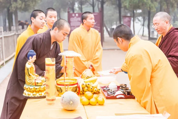 中国河南-2015 年 11 月 12 日︰ 墓扫仪式在塔林 （佛教宝塔森林），少林 Temple(World Heritage site)。著名的历史遗址，在河南省登封市. — 图库照片