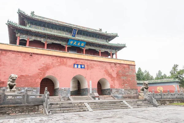 Henan, Çin - 07 Kasım 2015: Zhongyue Temple(World Heritage site). ünlü tarihi bir site Dengfeng, Henan, Çin.