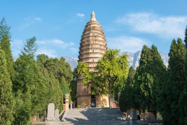 Henan, Çin - 03 Kasım 2015: Songyue Pagoda (Unesco Dünya Mirası Sit Alanı). ünlü tarihi bir site Dengfeng, Henan, Çin.