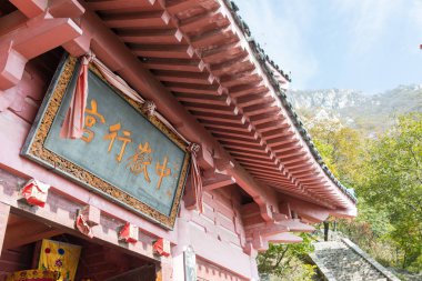 Henan, Çin - 03 Kasım 2015: Zhongyue Kraliyet Sarayı Mt.Songshan doğal alanda. ünlü tarihi bir site Dengfeng, Henan, Çin.