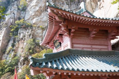 Henan, Çin - 03 Kasım 2015: Zhongyue Kraliyet Sarayı Mt.Songshan doğal alanda. ünlü tarihi bir site Dengfeng, Henan, Çin.