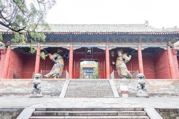 HENAN, CHINA - Nov 07 2015: Kuil Zhongyue (Situs Warisan Dunia). situs bersejarah terkenal di Dengfeng, Henan, China . — Stok Foto