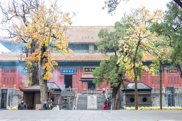 中国河南-2015 年 11 月 7 日︰ 中岳 Temple(World Heritage site)。著名的历史遗址，在河南省登封市. — 图库照片