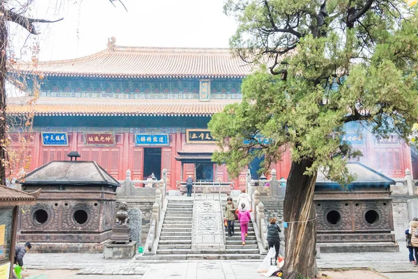 HENAN, CHINA - Nov 07 2015: Zhongyue Temple(World Heritage site). a famous historic site in Dengfeng, Henan, China. — Stock Photo, Image