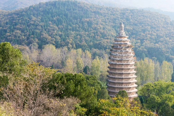 河南省、中国 - 2015 年 11 月 3 日: Songyue パゴダ (ユネスコ世界遺産)。中国河南省登封市の有名な史跡. — ストック写真